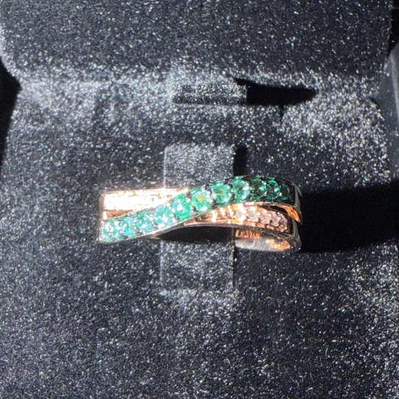Le Vian 14K Gold 1/4ctw Natural Diamond & Emerald Crossover Band Ring Sz7 NWT - Picture 4 of 13